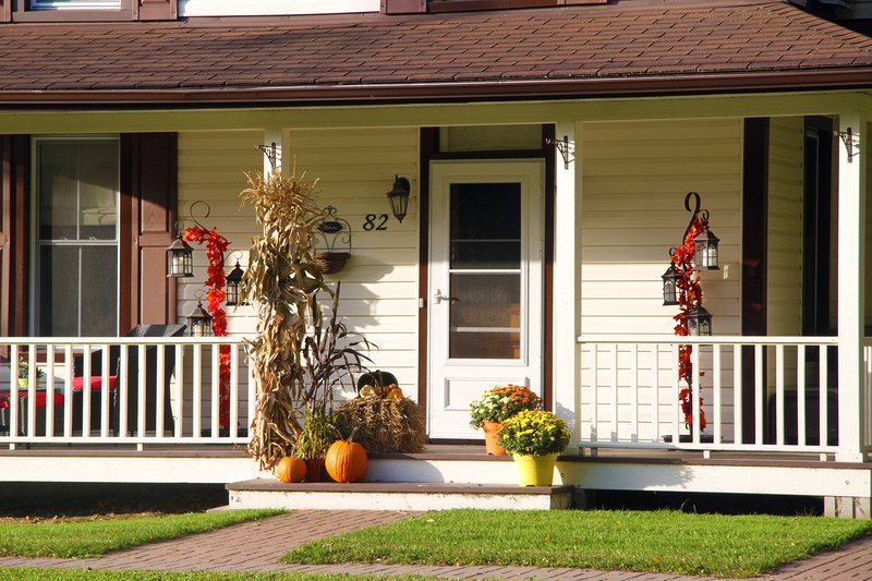 Winner of the best decorated house contest - a nicely balanced display of fall colours and harvest.  Delta Harvest Festival 2015